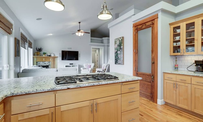 Silverton Haus | Silverton Home w/View, 2 Mi to Oregon Garden!
