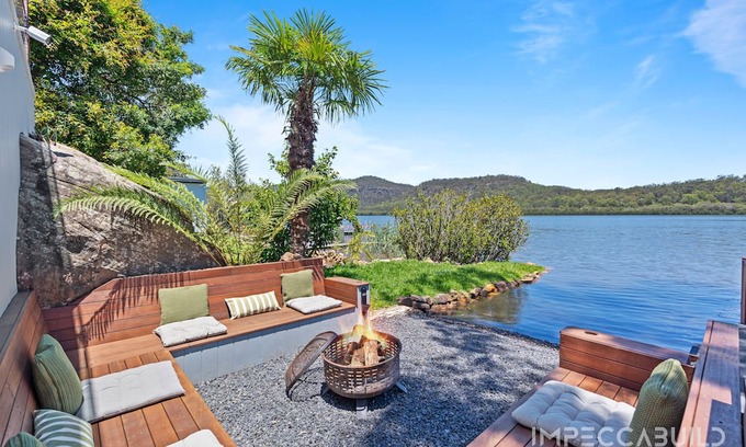 Central Coast Council Haus | Discover Your Riverside Retreat: Modern Comforts, Private Jetty, & Scenic Views!