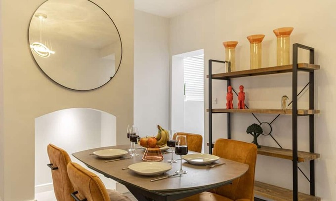 Coalville Haus | Sparkenhoe - Stunning home with garden & parking