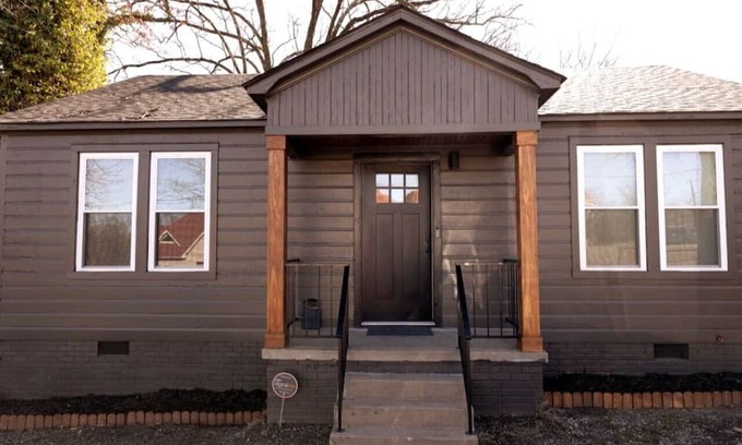 Little Rock Haus | Urbane Bronze Château