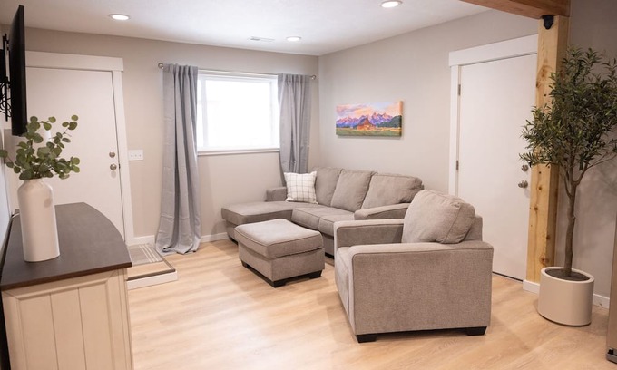 Frontier Eigentumswohnung | Discover Adventure in Kemmerer, WY! Remodeled VRBO with Attached Garage!