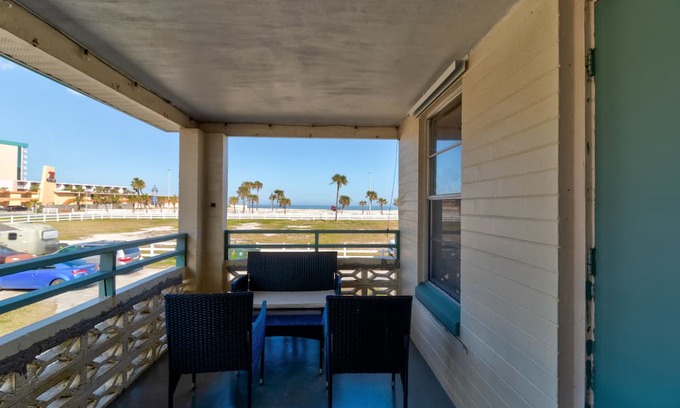 Daytona Beach Hütte | Cozy Cottage #1 in Daytona Beach. Relaxing beach views from patio!
