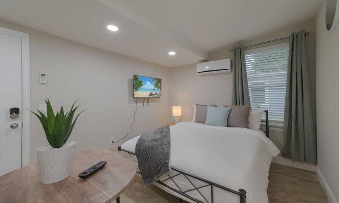 Azalea Park Haus | Comfy studio in Central Orlando