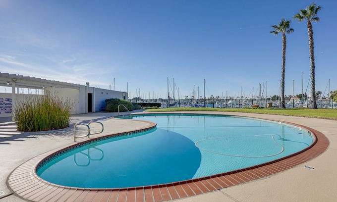 Hollywood Eigentumswohnung | Oxnard Condo w/ Community Pool + View of Marina!