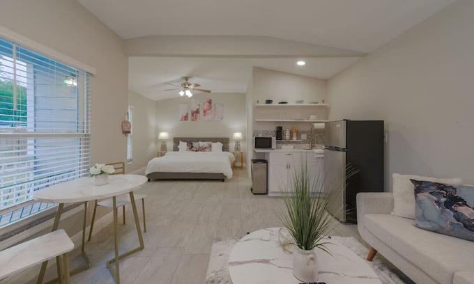 Azalea Park Haus | Private Studio near parks & DNTN