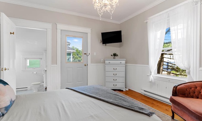 Moncton Wohnung | Studio 6 ~ 1 BDRM w/ Private Bath & Balcony