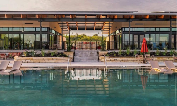 Manor Haus | Amenities of Austin minutes from Austin Bergstrom!