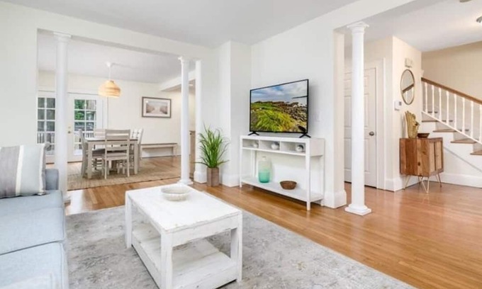Black Rock Historic District Haus | Immaculate 4-Bed House close to the beach