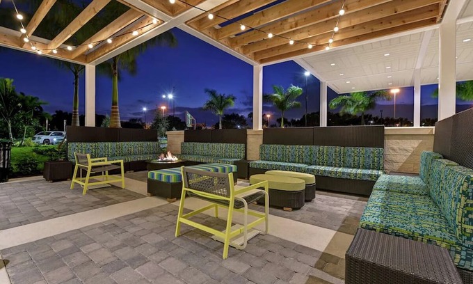 West Palm Beach Haus | West Palm Beach Gateway: 2 Bright Suites with Free Breakfast, Parking & Laundry
