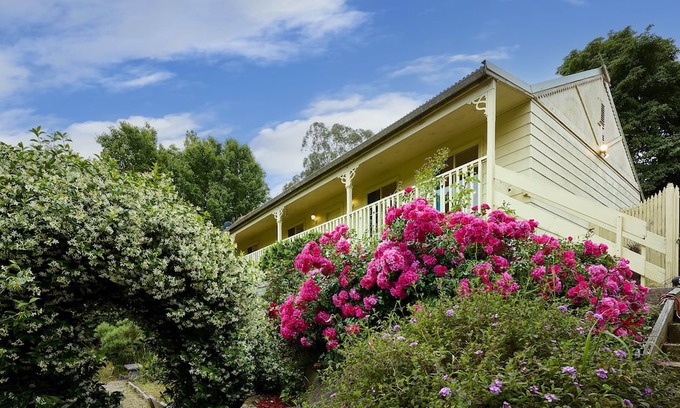 Upper Ferntree Gully Haus | Spacious 3BR Family Haven in Upper Ferntree Gully