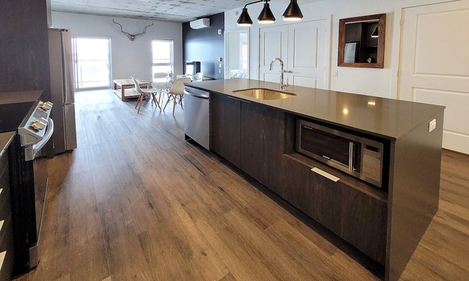 Fabreville Wohnung | Corporate Stays -Relax & unwind with 1BR exclusive amenities with Rooftop Access