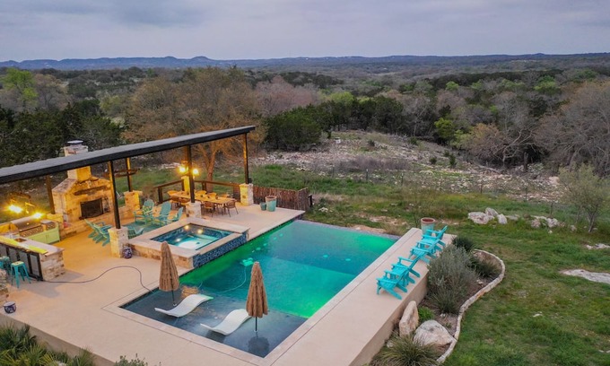 Boerne Haus | Texas Eclipse Pool party