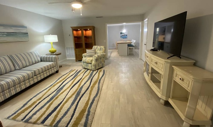 Rock Ridge Wohnung | Spacious 2BR/2BA 5 min to beach with yard and garage