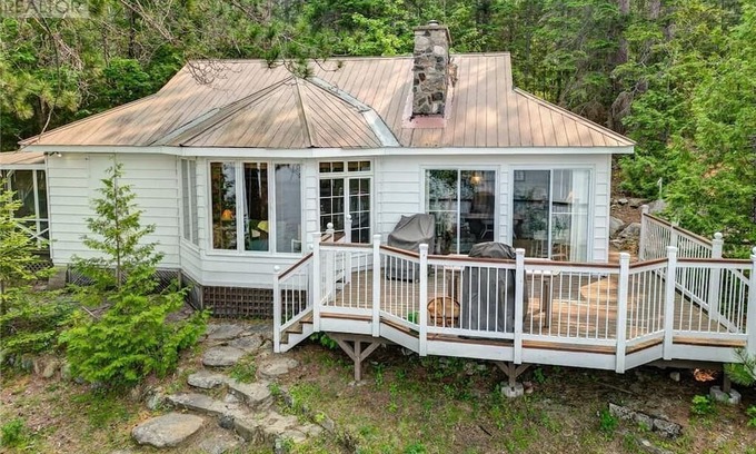 Lake St. Peter Hütte | Waterfront Cottage with two cabins