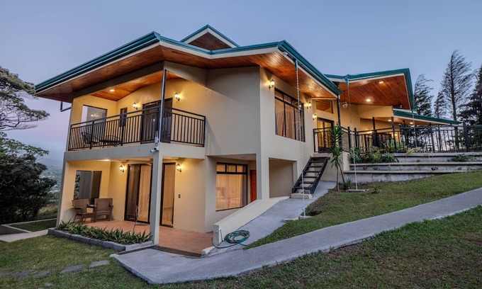 Sierra Haus | Modern and Spacious near Monteverde Reserves, Zip Lines, Waterfalls & Wildlife!