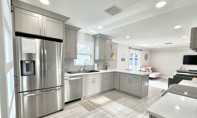 Walsingham Haus | LUXE 4BR Private Home Pool BBQ Boat Parking 3mi From Indian Rocks Beach