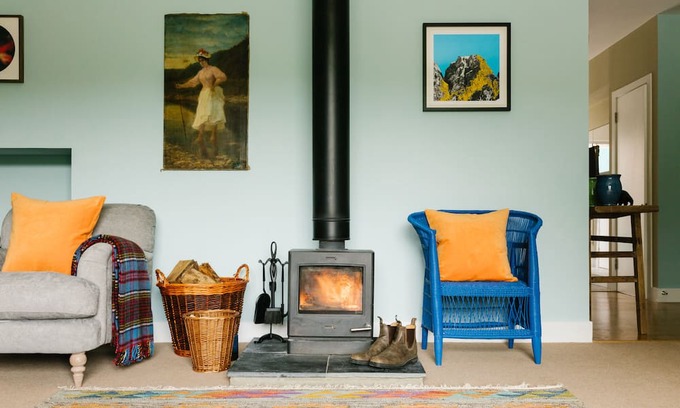 Banchory Hütte | A cosy colourful cottage with a great view