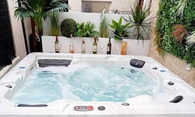 Tremblay-en-France Haus | Homerez - Big house for 19 ppl. with jacuzzi and garden at Tremblay-en-France