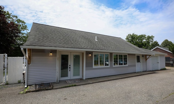 East Patchogue Hütte | Entire Cozy Guest House