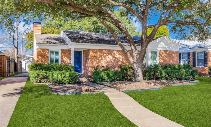 Highland Park Haus | Beautuful home in Dallas with detached studio/office in the center of Dallas