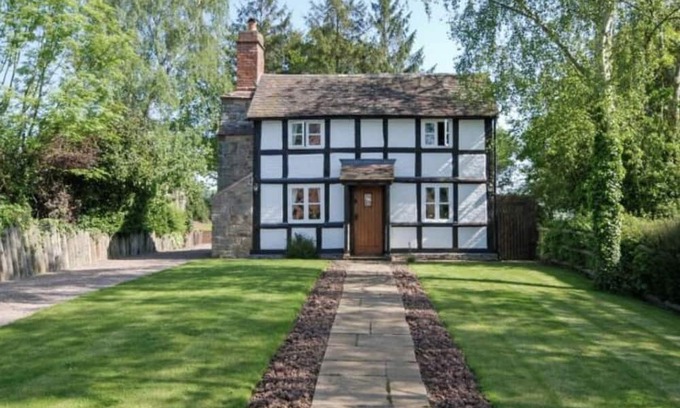 Whitbourne Hütte | Log Burner and Beamed Ceilings-King size Bed