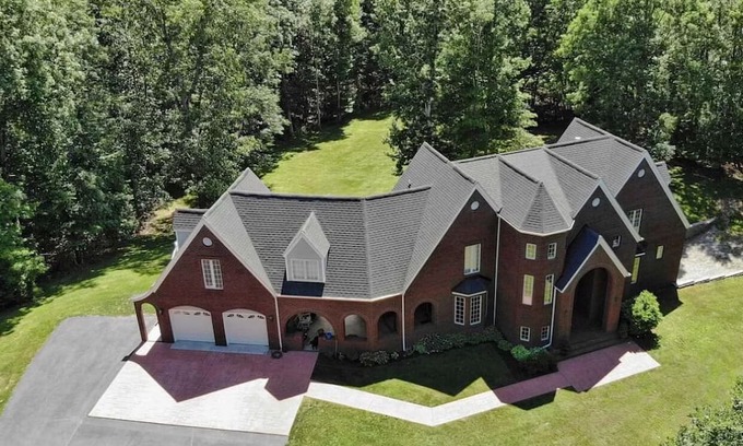 Blacksburg Haus | This house is a 4 bedroom(s), 4.5 bathrooms, located in Blacksburg, VA.
