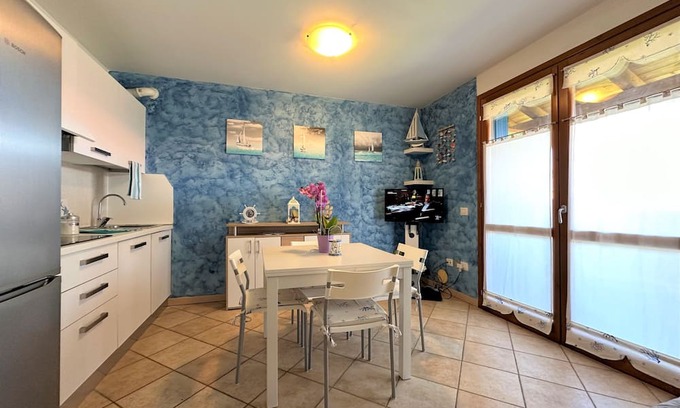 Aprilia Marittima Wohnung | Flat in a colourful residence with pool