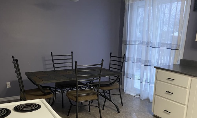Longlac Haus | Cozy spacious 5 bed 2 bath home