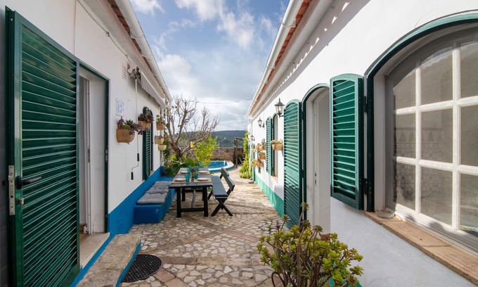 Loule Haus | Holiday Home 'Casa Delfim - Casa Azul' with Mountain View, Shared Pool and Wi-Fi