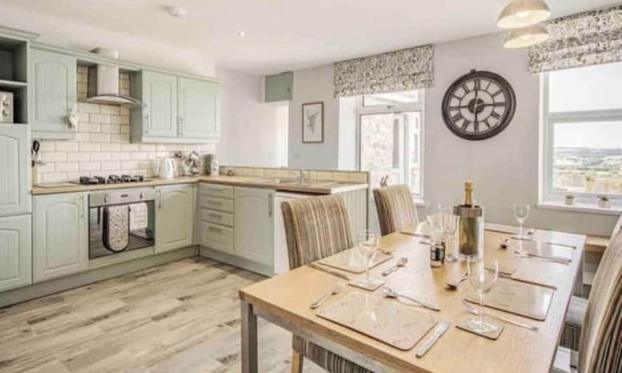 Crawcrook Haus | Homely three bedroom cottage with log burner.