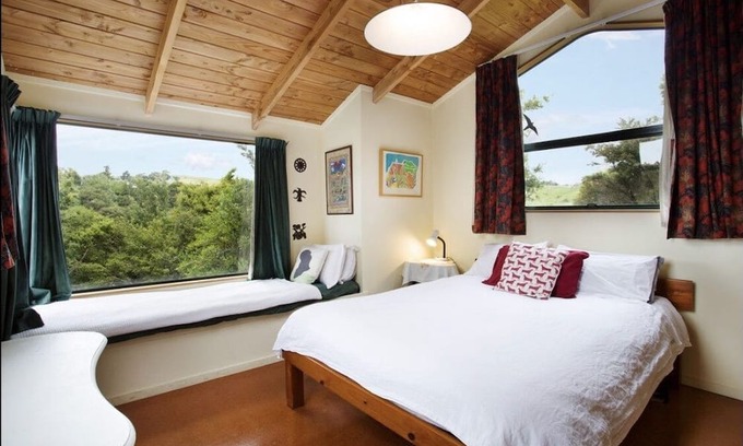 Tawharanui Haus | A slice of paradise. Kiwi Bach settled in native bush & just 2 mins the beach