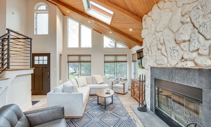 Athens Haus | Upstate New York Rental Home w/ Lake View & Dock!