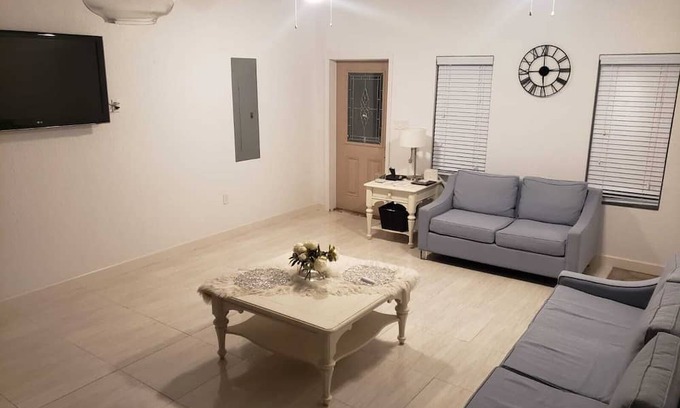 Savannah Haus | 5 MIN /SPOTTS BEACH. 20 min to other Attractions on East side of Island