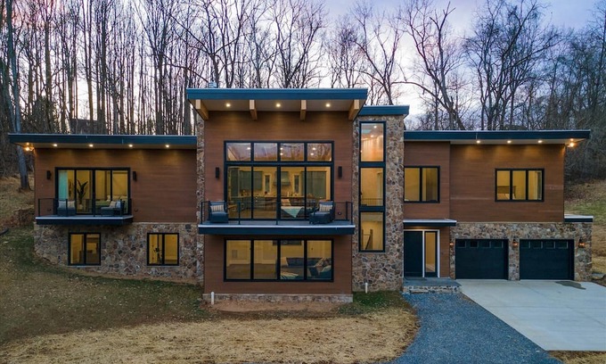 Martinsburg Haus | Luxurious Retreat on the Potomac River Along C&O Canal