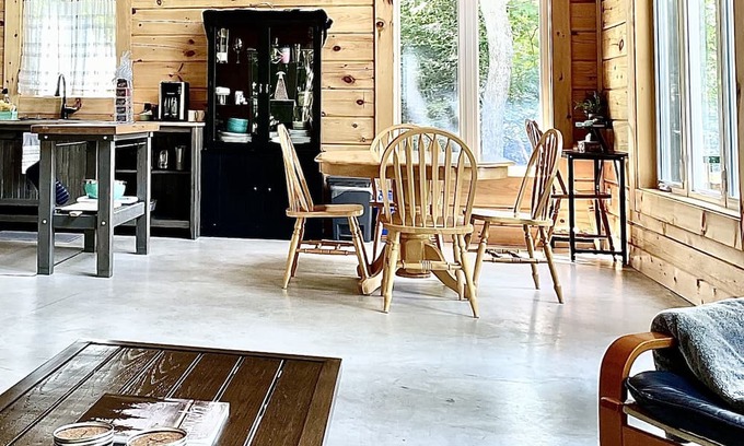 Nipissing Hütte | LAKEFRONT LOG CABIN- 24’ dock, gradual sandy entry, kayaks & wifi