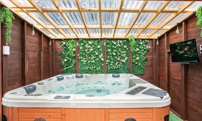 Hamilton Haus | Captivating 2-Bed House in Hamilton with jacuzzi
