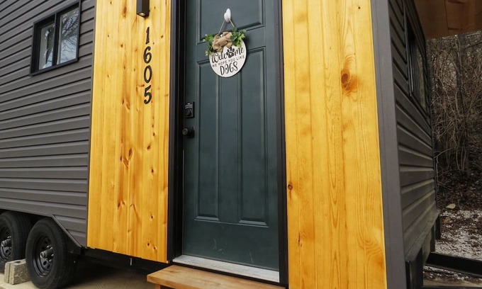 Barnhart Haus | Modern, Cozy Tiny House for 4 w/ washer & dryer