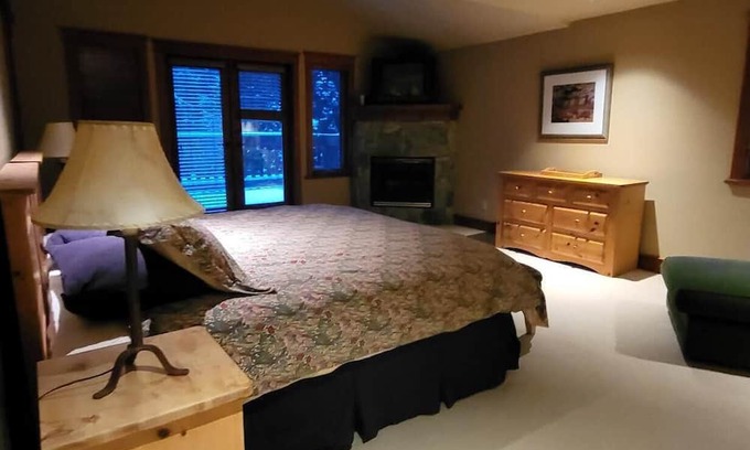 Whistler Cay Heights Haus | Wonderful family chalet in Whistler. 5 Bedroom / 5.5 Bath Sleeps 12.