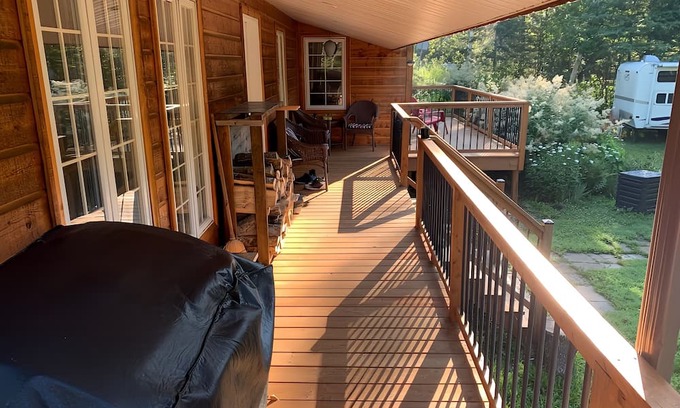 Saint Ferreol les Neiges Kabine | Charming riverside cottage