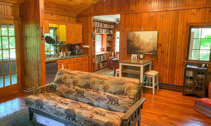 Swartswood Kabine | Lakefront Cabin with Cozy Reading Nook