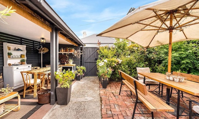 New Town Haus | Roses on Pirie - Comfortable & Central