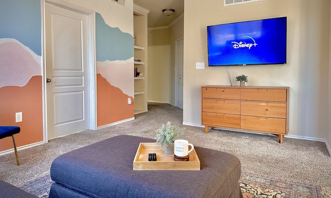 Sherman Wohnung | Spacious Sunset Getaway w/ hot tub/gym/pool in an amazing centralized location