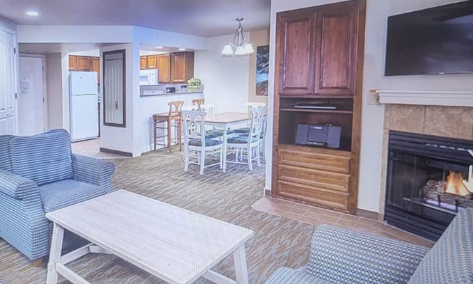 Round Hill Village Wohnung | Cozy spacious 3-bedroom apt sleeps8 in Zephyr Cove with Wi-Fi, fitness room