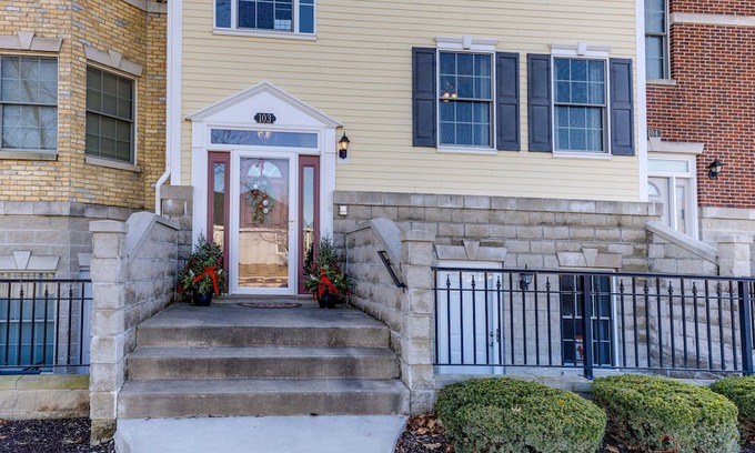 Bristol Haus | 3 Story Townhome 30 min to Milwaukee, 45 min to O'hare, 25 min to Lake Geneva