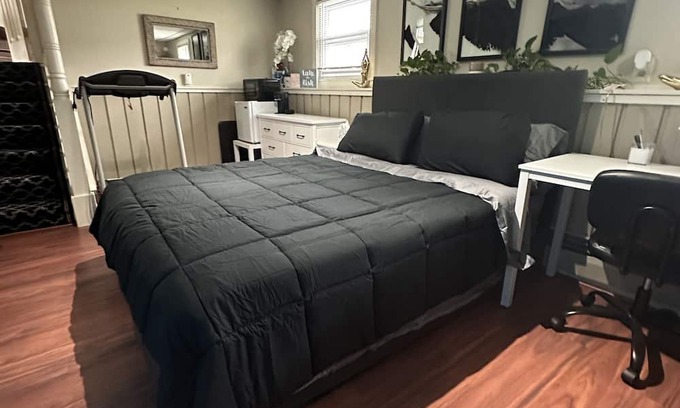 Hamden Haus | Immaculate Home in Quiet Neighborhood