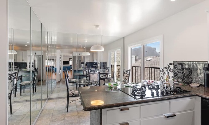 The Strand Haus | NEWLY RENOVATED HOME - Available August 2024 - 2 BLOCKS TO BEACH!