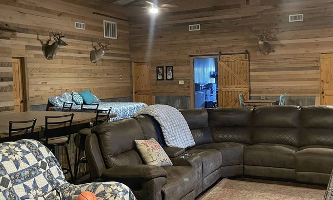 Cason Sonstige | 3500 sq ft barndominium, sleeps 9 guests. 3 bedrooms and 3 bath with gym.