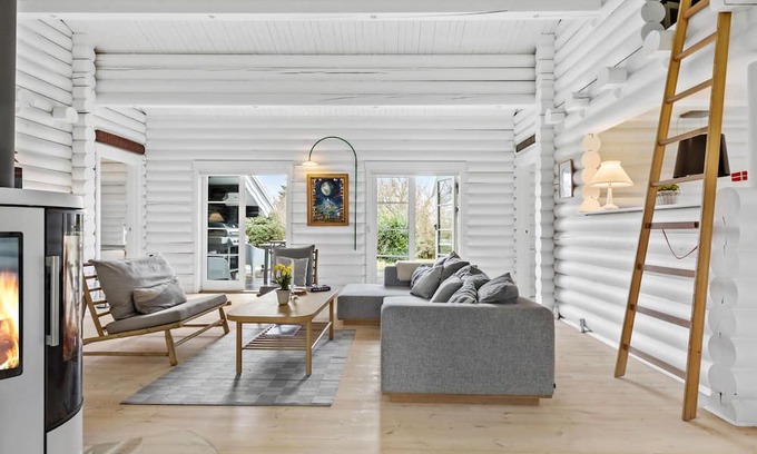 Dronningmolle Haus | Relax in this beautiful log cabin near the beach.
