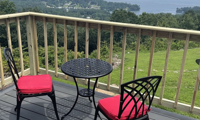 Grant Villa | Cozy and private villa overlooking Lake Guntersville