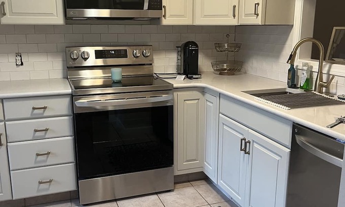 West Warwick Eigentumswohnung | 1 BR/1.5 Bath - 20 min from Beach!